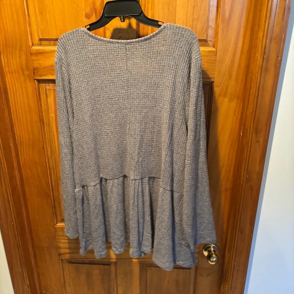 Lane Bryant Waffle Knit V-neck Long Sleeve Swing Top in Gray 26/28 NWT - Picture 3 of 7